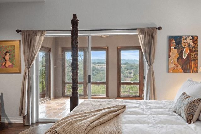 5229 Hupedo Ranch RD, Spicewood, TX 78669