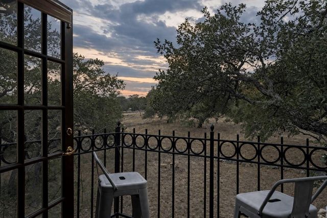 5229 Hupedo Ranch RD, Spicewood, TX 78669