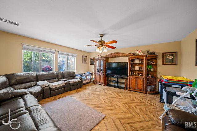 11117 Grand Prairie Drive, Bakersfield, CA 93311