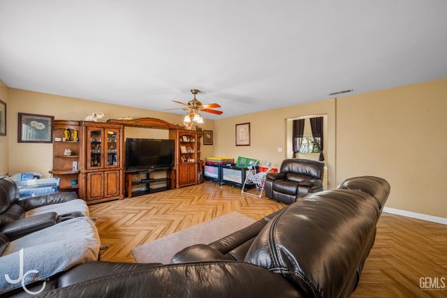 11117 Grand Prairie Drive, Bakersfield, CA 93311