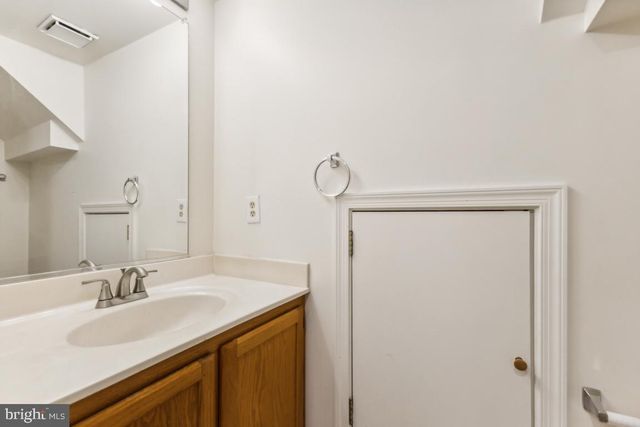 5835 STREAM POND CT, Centreville, VA 20120
