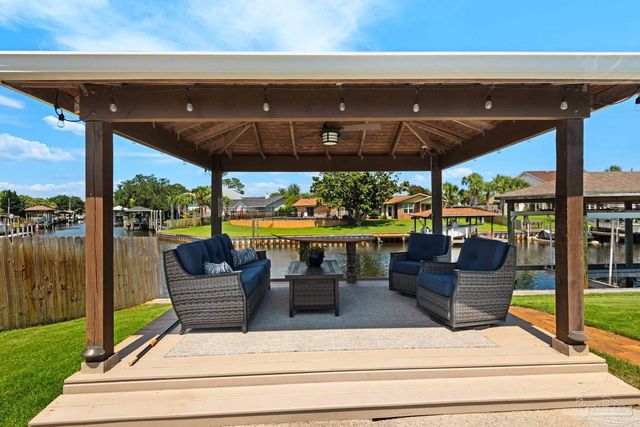 934 Aquamarine Dr, Gulf Breeze, FL 32563