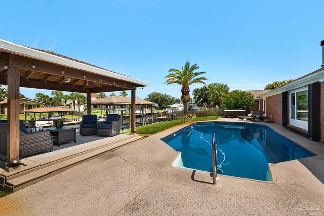 934 Aquamarine Dr, Gulf Breeze, FL 32563