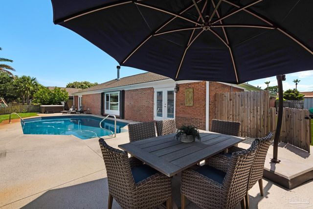 934 Aquamarine Dr, Gulf Breeze, FL 32563