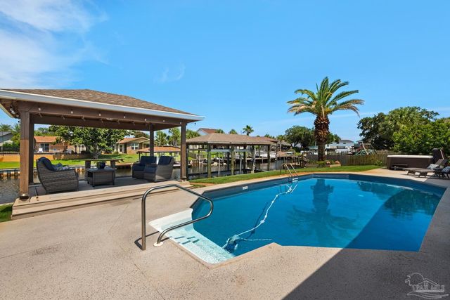 934 Aquamarine Dr, Gulf Breeze, FL 32563