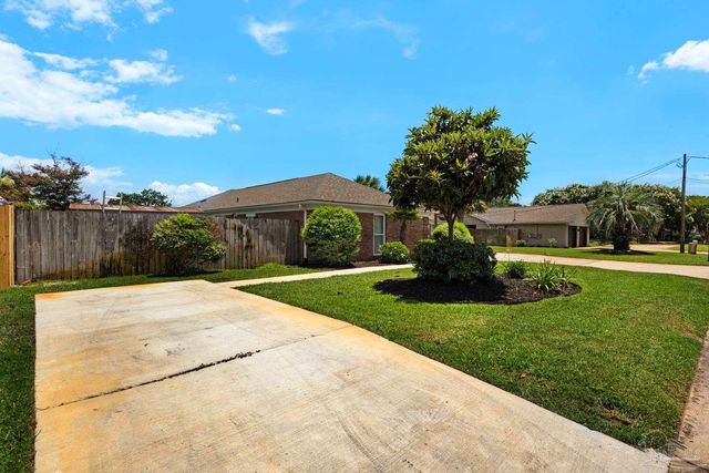 934 Aquamarine Dr, Gulf Breeze, FL 32563
