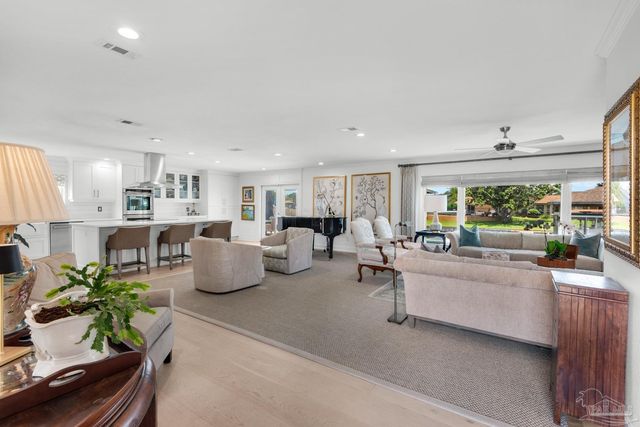934 Aquamarine Dr, Gulf Breeze, FL 32563