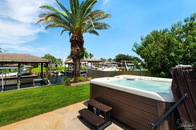 934 Aquamarine Dr, Gulf Breeze, FL 32563