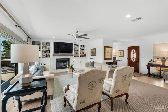 934 Aquamarine Dr, Gulf Breeze, FL 32563