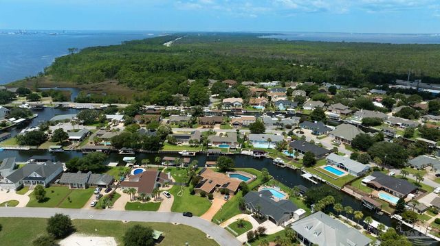 934 Aquamarine Dr, Gulf Breeze, FL 32563