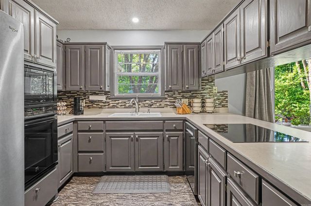 11 Alicante Ln, Hot Springs, AR 71909