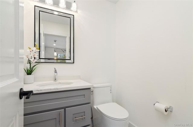 1 Lynnwood Court, Hampton Bays, NY 11946