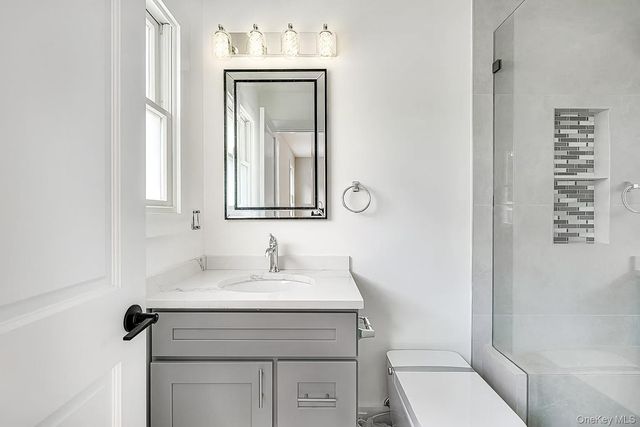 1 Lynnwood Court, Hampton Bays, NY 11946