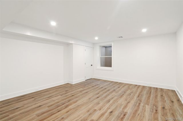 1 Lynnwood Court, Hampton Bays, NY 11946