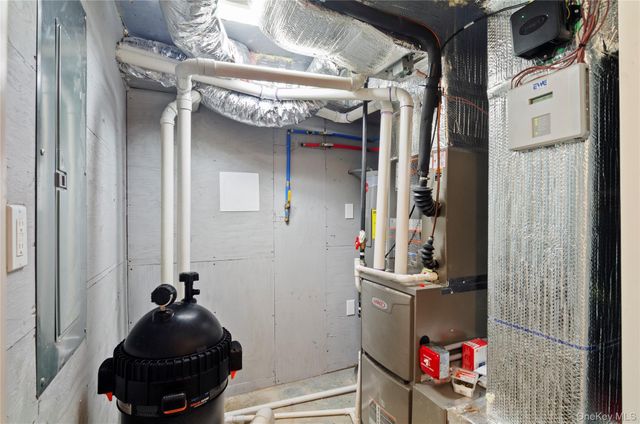 1 Lynnwood Court, Hampton Bays, NY 11946