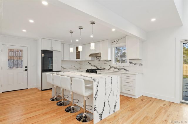 1 Lynnwood Court, Hampton Bays, NY 11946