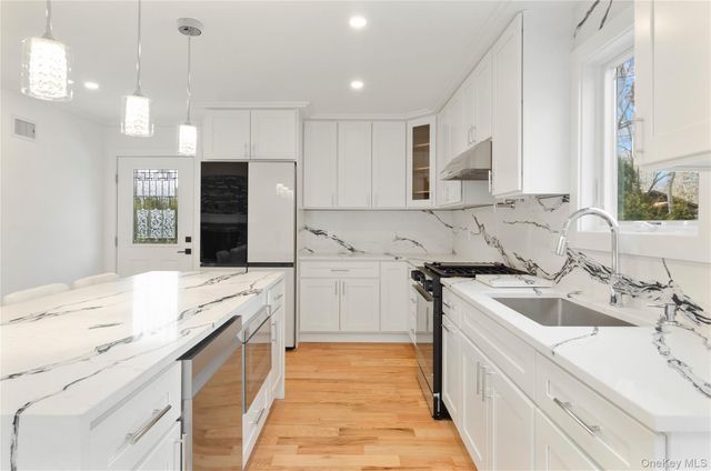 1 Lynnwood Court, Hampton Bays, NY 11946