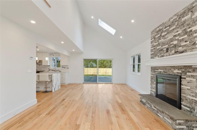 1 Lynnwood Court, Hampton Bays, NY 11946