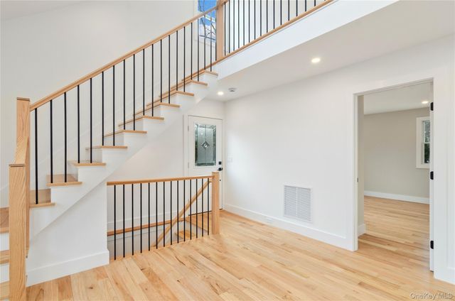 1 Lynnwood Court, Hampton Bays, NY 11946