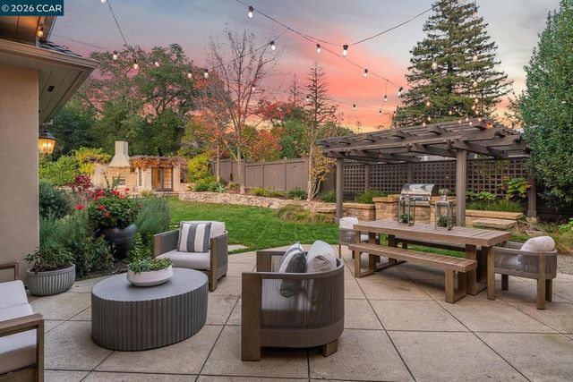 910 Carl Rd, Lafayette, CA 94549