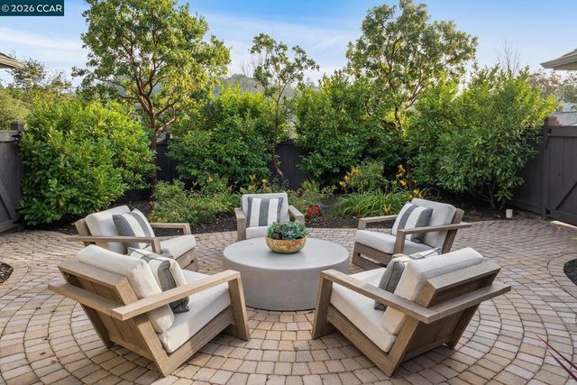 910 Carl Rd, Lafayette, CA 94549