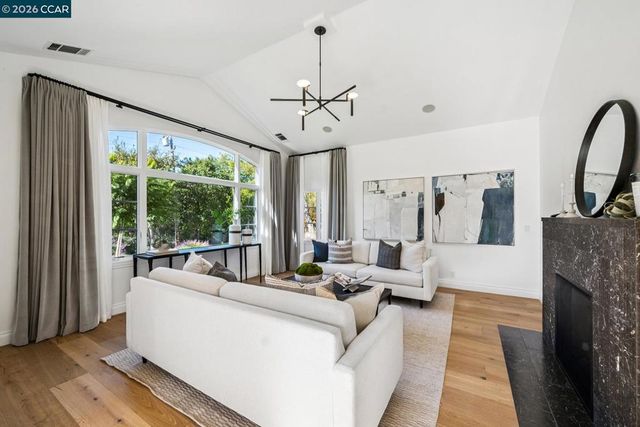 910 Carl Rd, Lafayette, CA 94549