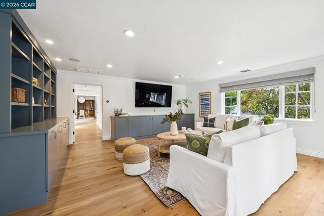 910 Carl Rd, Lafayette, CA 94549