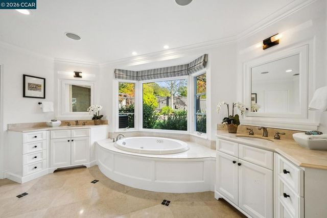 910 Carl Rd, Lafayette, CA 94549