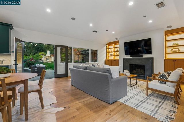 910 Carl Rd, Lafayette, CA 94549