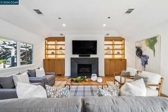 910 Carl Rd, Lafayette, CA 94549