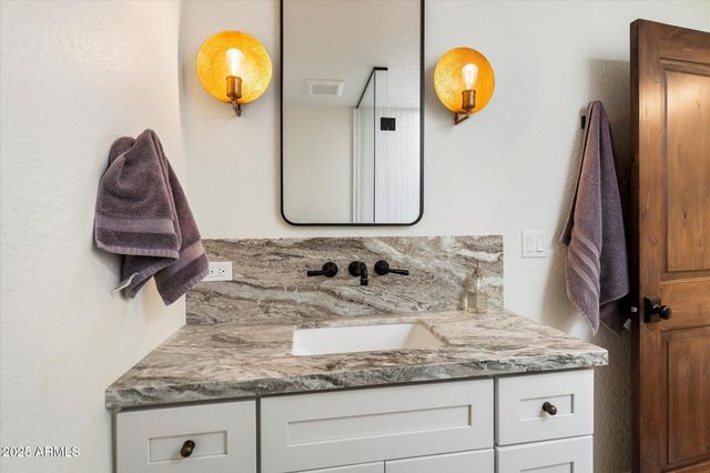 9249 N 40TH Street, Phoenix, AZ 85028