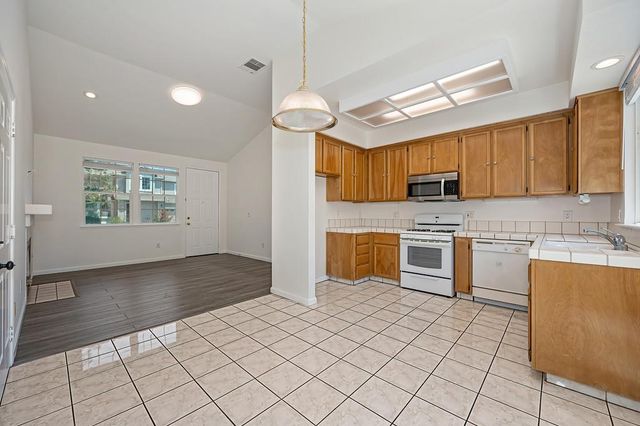 6810 Hampton Cove Way, Sacramento, CA 95823