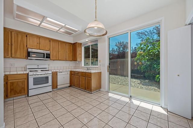 6810 Hampton Cove Way, Sacramento, CA 95823