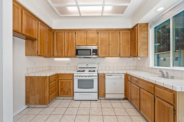 6810 Hampton Cove Way, Sacramento, CA 95823