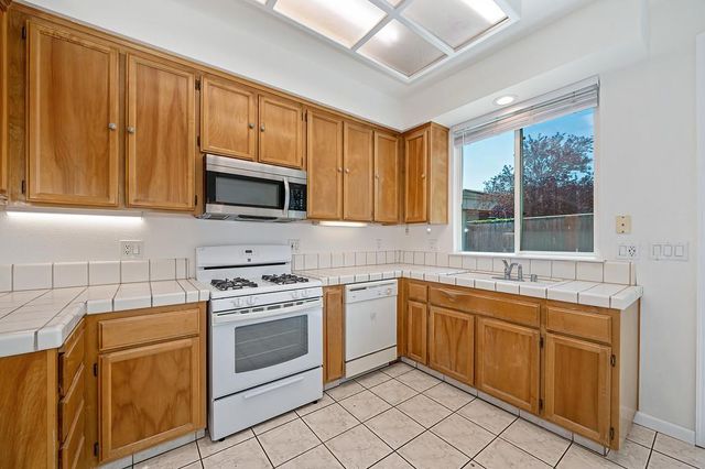 6810 Hampton Cove Way, Sacramento, CA 95823