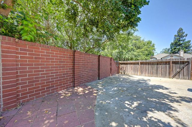 6810 Hampton Cove Way, Sacramento, CA 95823