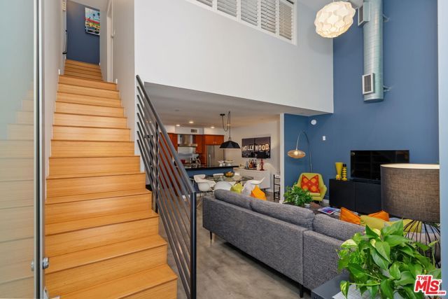 1120 N El Centro Avenue 5, Los Angeles, CA 90038