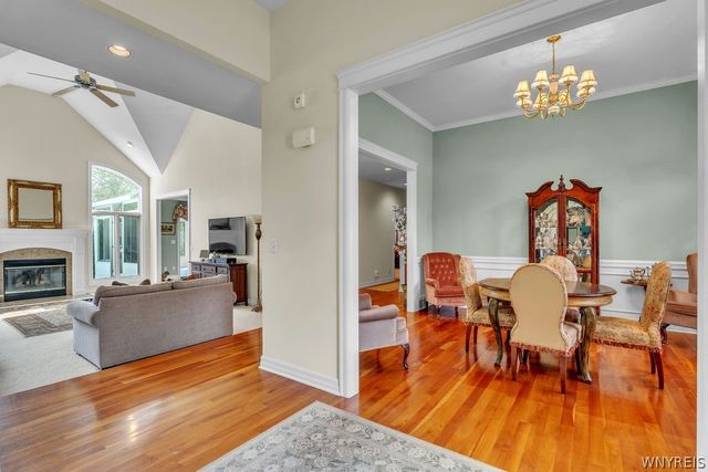 27 Brookshire Ct, Amherst, NY 14051