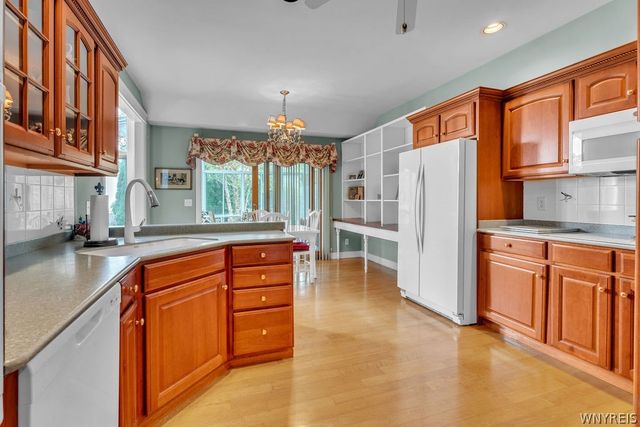 27 Brookshire Ct, Amherst, NY 14051