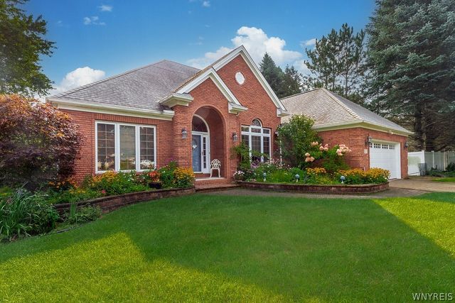 27 Brookshire Ct, Amherst, NY 14051