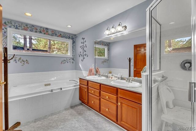 27 Brookshire Ct, Amherst, NY 14051