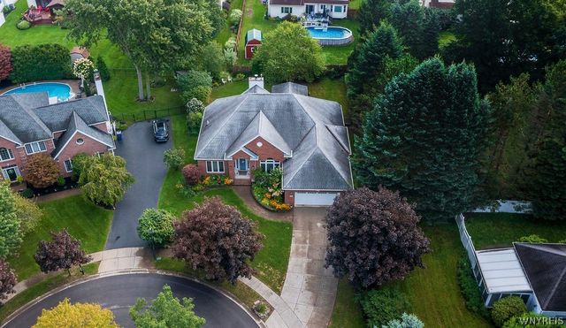 27 Brookshire Ct, Amherst, NY 14051