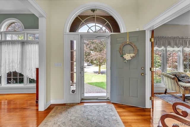 27 Brookshire Ct, Amherst, NY 14051