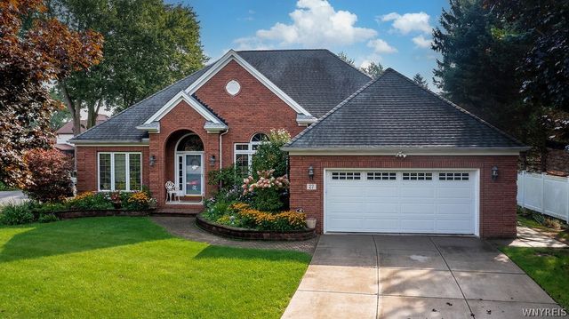 27 Brookshire Ct, Amherst, NY 14051