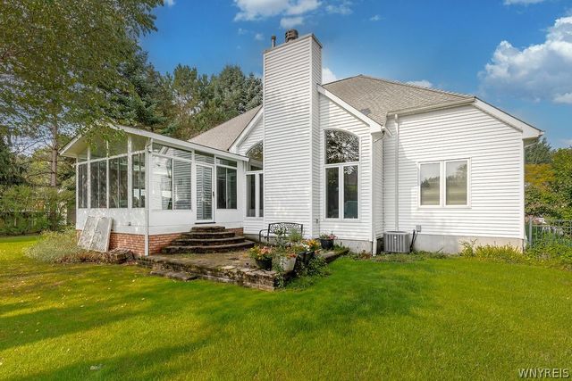 27 Brookshire Ct, Amherst, NY 14051