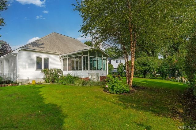 27 Brookshire Ct, Amherst, NY 14051