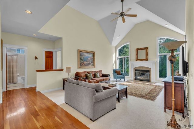 27 Brookshire Ct, Amherst, NY 14051