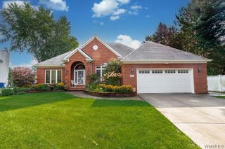 27 Brookshire Ct, Amherst, NY 14051