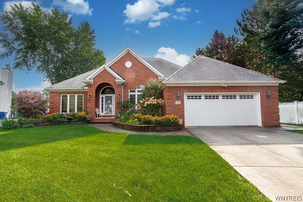 27 Brookshire Ct, Amherst, NY 14051