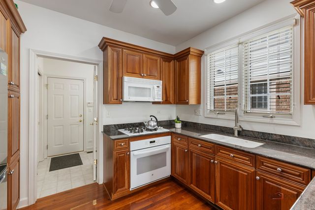 1819 Dunhill Circle, Glenview, IL 60025